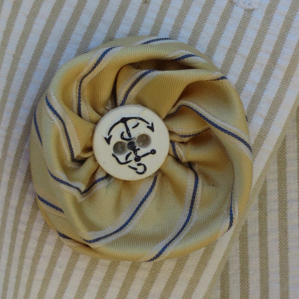 NAUTI SILK LAPEL FLOWER